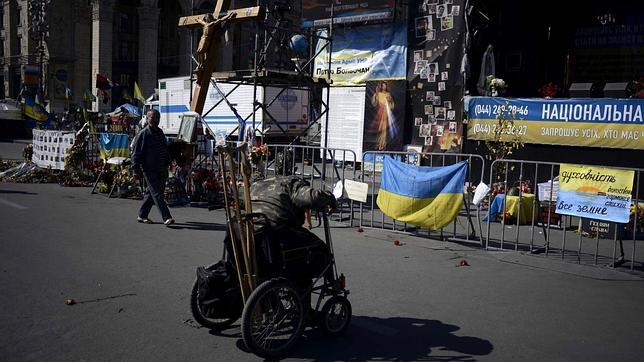 La impotencia ucraniana en Crimea provoca las primeras grietas en Kiev