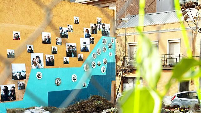 Fotos de vecinos, en el solar donde se ubica la Huerta de Tetuán