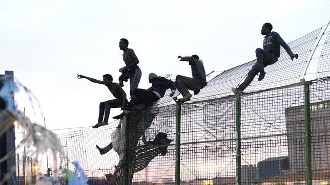 Una veintena de inmigrantes se encaraman a la valla de Melilla al grito de «España, España»