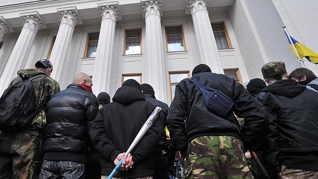 Los ultraderechistas ucranianos se revuelven contra el Gobierno interino