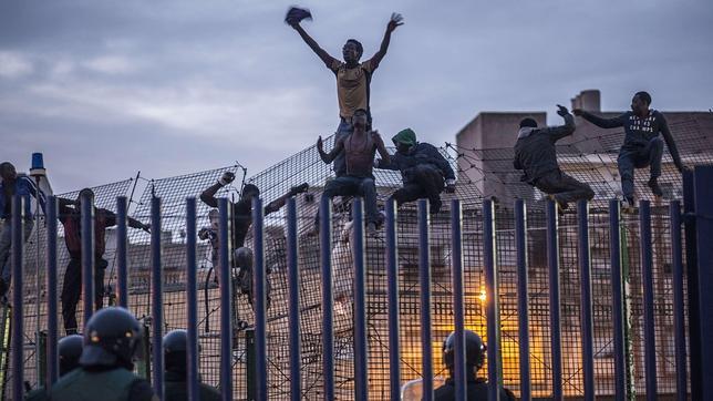 Varios inmigrantes se enfrentan a pedradas en el CETI de Melilla