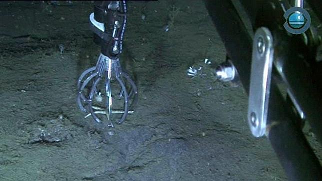 El barco que estudia el volcán de El Hierro podría localizar el helicóptero siniestrado del Ejército