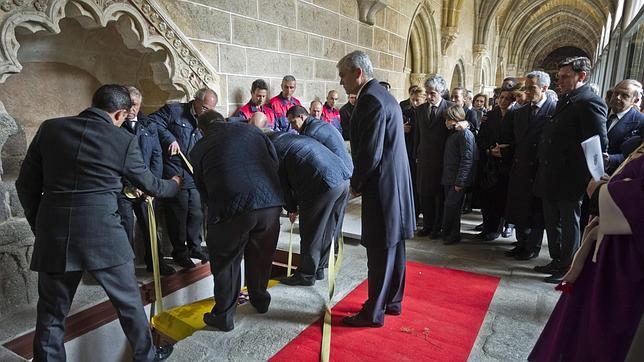 Personajes ilustres a los pies de una catedral