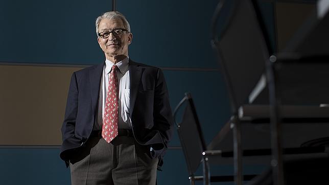 Cabanela verifica que el Rey se recupera bien y aconseja que siga con bastón