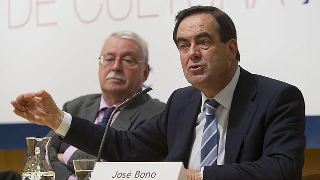 Bono pide arriesgarse con «gente joven» frente al PSOE «radical» de Rubalcaba