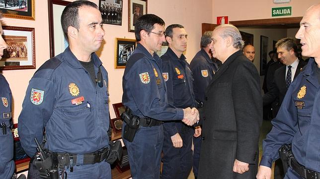 Fernández Díaz traslada el apoyo del Rey a los antidisturbios heridos el 22-M