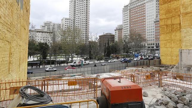 Un «cráter» en la Plaza de España de Madrid