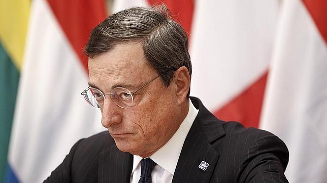 Draghi decide hoy sobre el descenso de los tipos ante gran presión para atajar la baja inflación