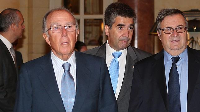 Marcelino Oreja Aguirre (izq.)