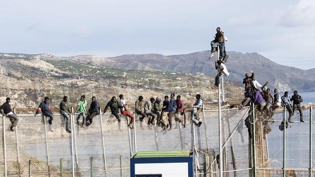 Comienzan a devolver a los inmigrantes encaramados a la valla de Melilla