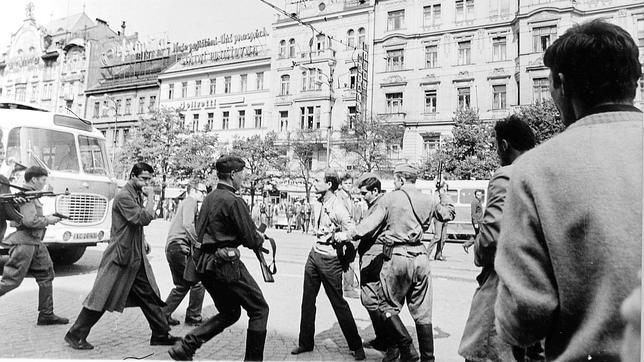 Jovenes portestando en Praga contra la ocupación militar de Checoslovaquia de 1968