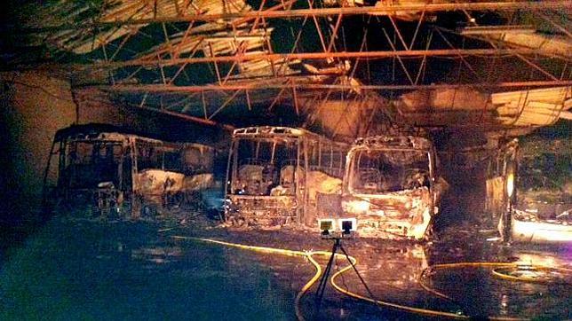 Un incendio quema una nave de la empresa de autobuses Rubicar