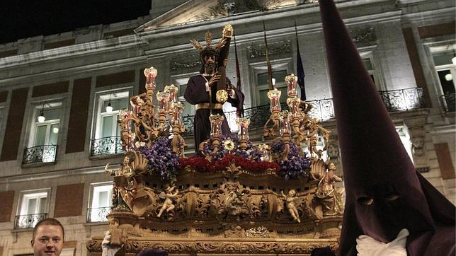 El Jesús de la Salud, o de «los gitanos», a su paso por la Puerta del Sol