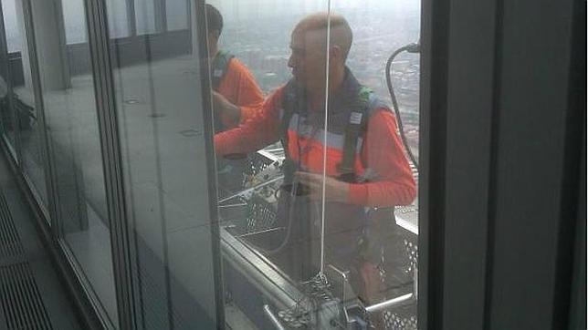 Las manos que sacan brillo a las ventanas del rascacielos más alto de España