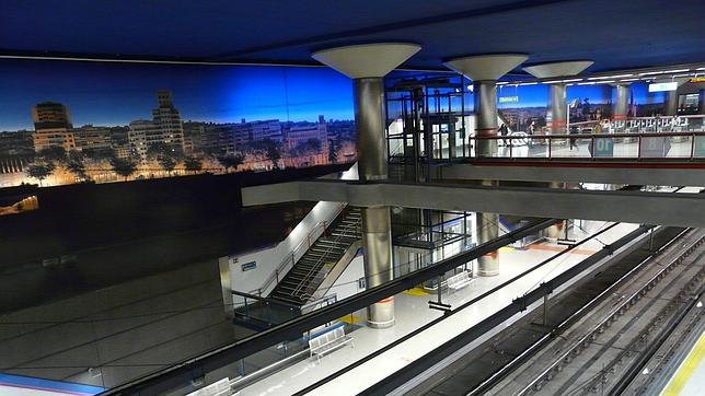 El perfil de la Castellana en el vestíbulo principal de la estación