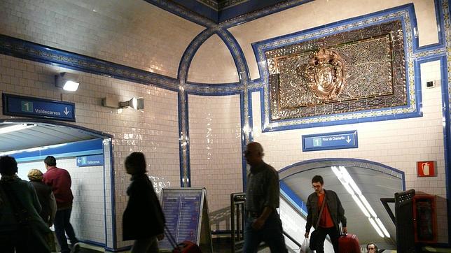 Interior de la estación de Tirso de Molina