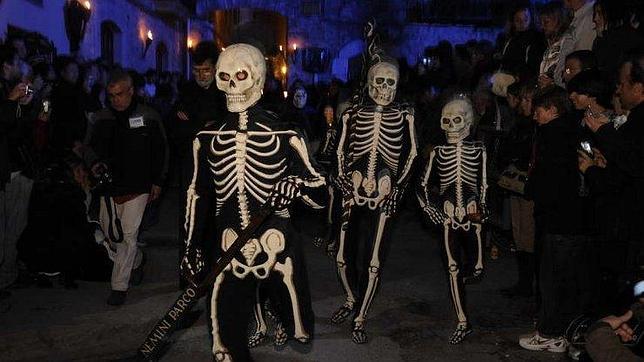 Los vecinos se visten de esqueleto para recordar la fugacidad de la vida