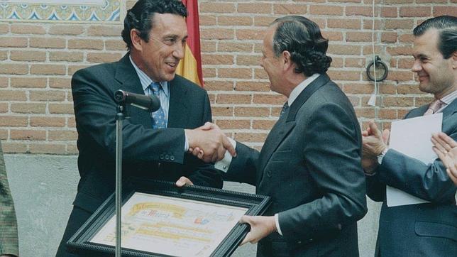 Fernando Cuadri recibe un premio en Las Ventas de manos de Álvarez del Manzano