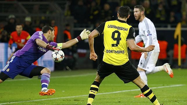 Casillas salva al Real Madrid en el infierno alemán