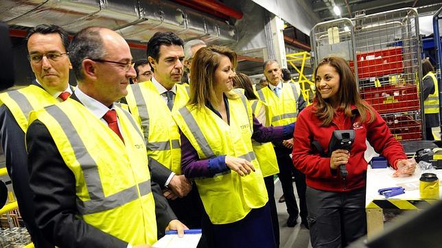 La presidenta de la Junta de Castilla-La Mancha, María Dolores de Cospedal, en una planta de Toyota en la autonomía
