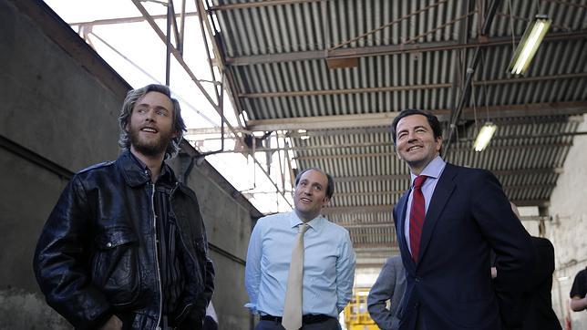 El consejero de Transportes visita el rodaje de «Cuéntame» en Metro de Madrid