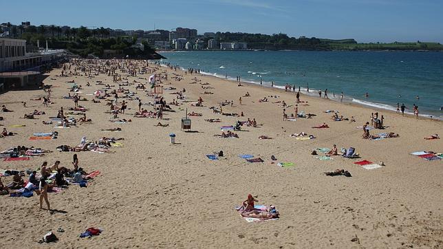 Cantabria crecerá en 2014, pero lo hará menos que la media española (imagen de la playa del Sardinero)