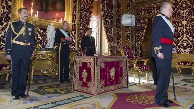 Los embajadores recuperan las carrozas de caballos para presentar las cartas al Rey