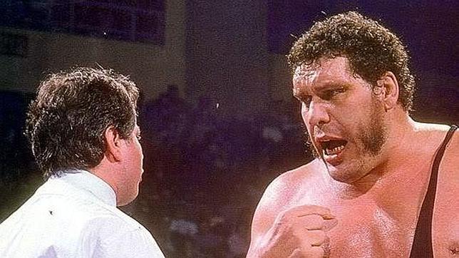 André el Gigante protesta al árbitro en un combate