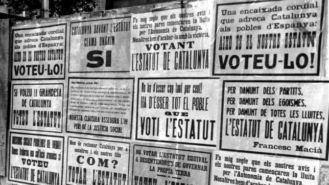 Propaganda a favor del Estatuto de Autonomía de Cataluña de 1931: vallas de las calles de Barcelona llenas de carteles de propaganda para la votación