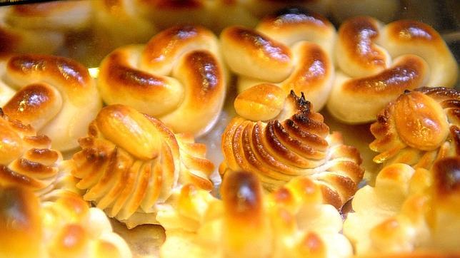 Aunque no es Navidad, los visitantes compran mucho mazapán durante la Semana Santa en los comercios toledanos