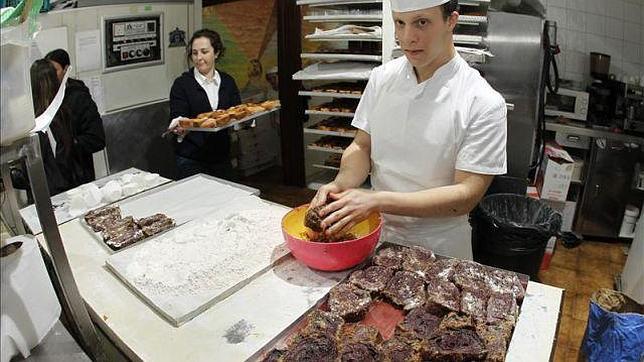 Un pastelero prepara torrijas de chocolate en el madrileño horno de San Onofre