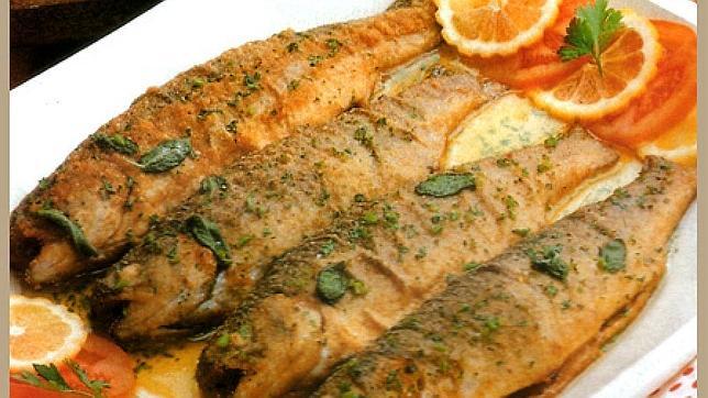 Se hace una mezcla de los ajos, vinagre, especias y dejar marinar la trucha durante ocho horas en la nevera