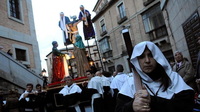 El Cristo del Descendimiento a su paso por la calle Cardenal Lorenzana