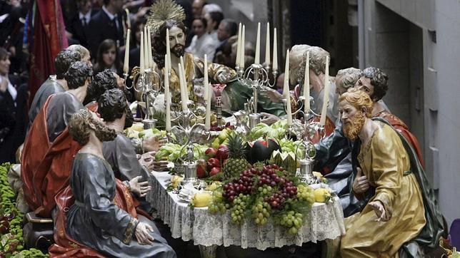 Detalle de La Santa Cena que abre la procesión de los salzillos, que recorre las calles de Murcia
