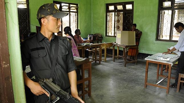 Al menos doce muertos en dos ataques terroristas en las elecciones indias