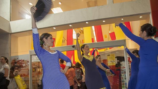 Bailarinas de sevillanas, imagen típica con la que se vincula a los andaluces