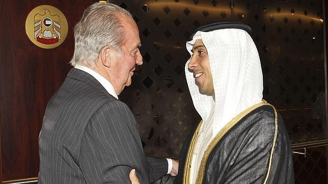 El Rey rinde homenaje al fundador de Emiratos Árabes al iniciar su visita