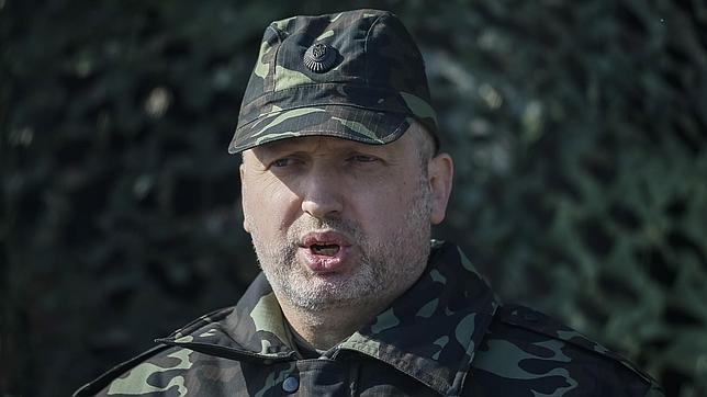 Turchinov anuncia una operación militar en el este de Ucrania mientras ofrece más autonomía