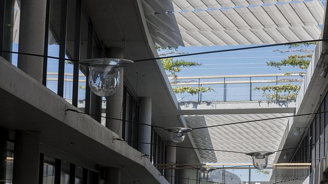 Detalle de las luces, en forma de gota, situadas en una de las calles que comunican los edificios de la Ciudad del BBVA