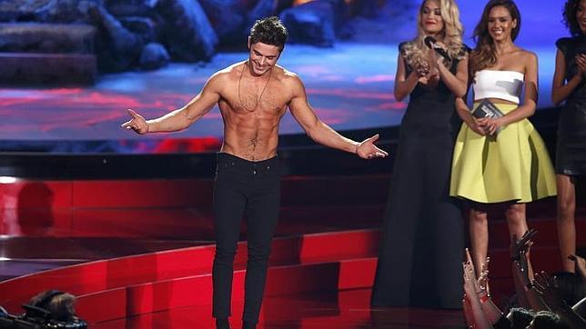 Zac Efron se quita la camisa en el escenario de los MTV Movie Awards