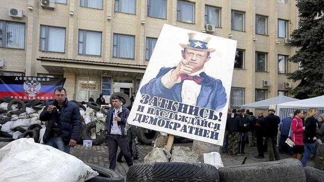 Manifestantes prorrusos acuden este lunes a una concentración frente al Ayuntamiento de Kramatorsk (Ucrania)