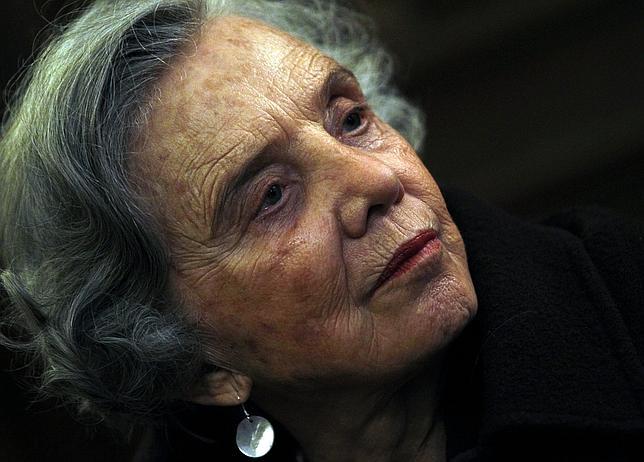 Un manuscrito, legado de Elena Poniatowska a la Caja de las Letras del Instituto Cervantes