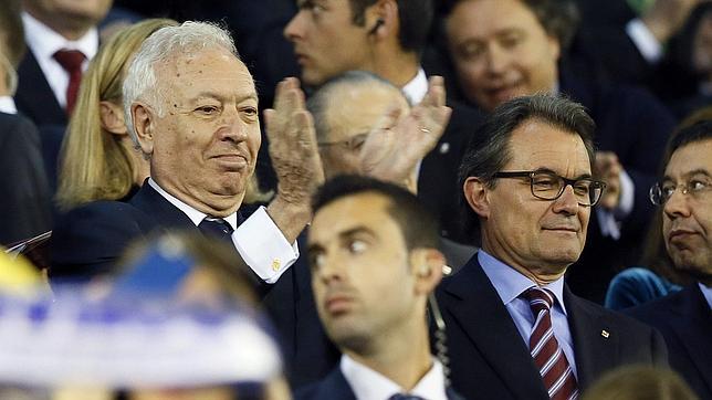 Don Juan Carlos y Artur Mas comparten en Mestalla diálogo y palco de autoridades