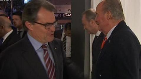 Don Juan Carlos y Artur Mas comparten en Mestalla diálogo y palco de autoridades