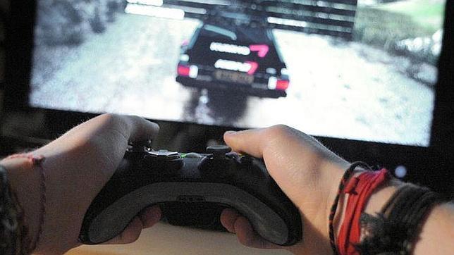 Deja morir de hambre a su hijo para poder jugar a la videoconsola