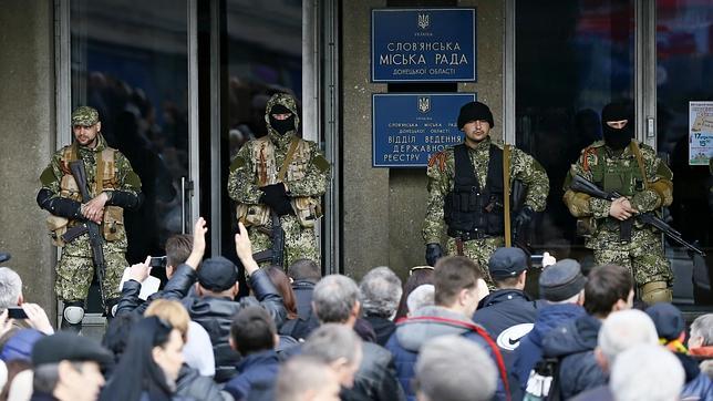 Hombres armados ocupan el Ayuntamiento de Slaviansk; junto a ellos, simpatizantes prorrusos