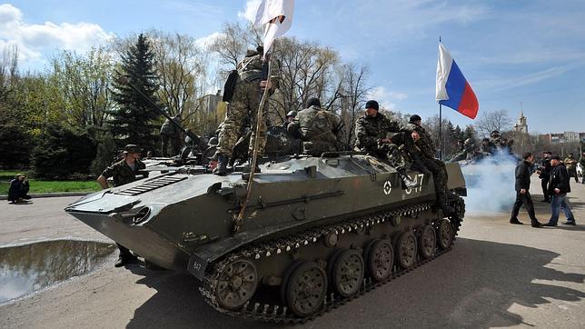 Blindado con la bandera rusa junto a un edificio de la administración regional tomado por prorrusos en Slaviansk (este de Ucrania)
