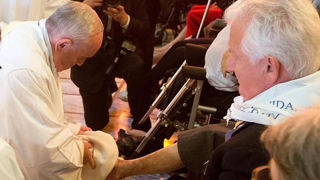 El Papa lavó los pies a 12 jóvenes, ancianas y ancianos discapacitados