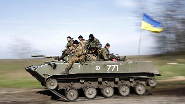 Soldados ucranianos se dirigen a Kramatorsk (este del país) en un blindado