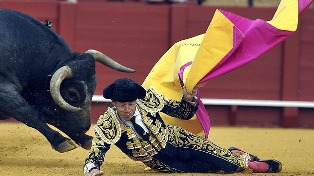 Escribano y Luque solventan las dificultades de los miuras en Sevilla